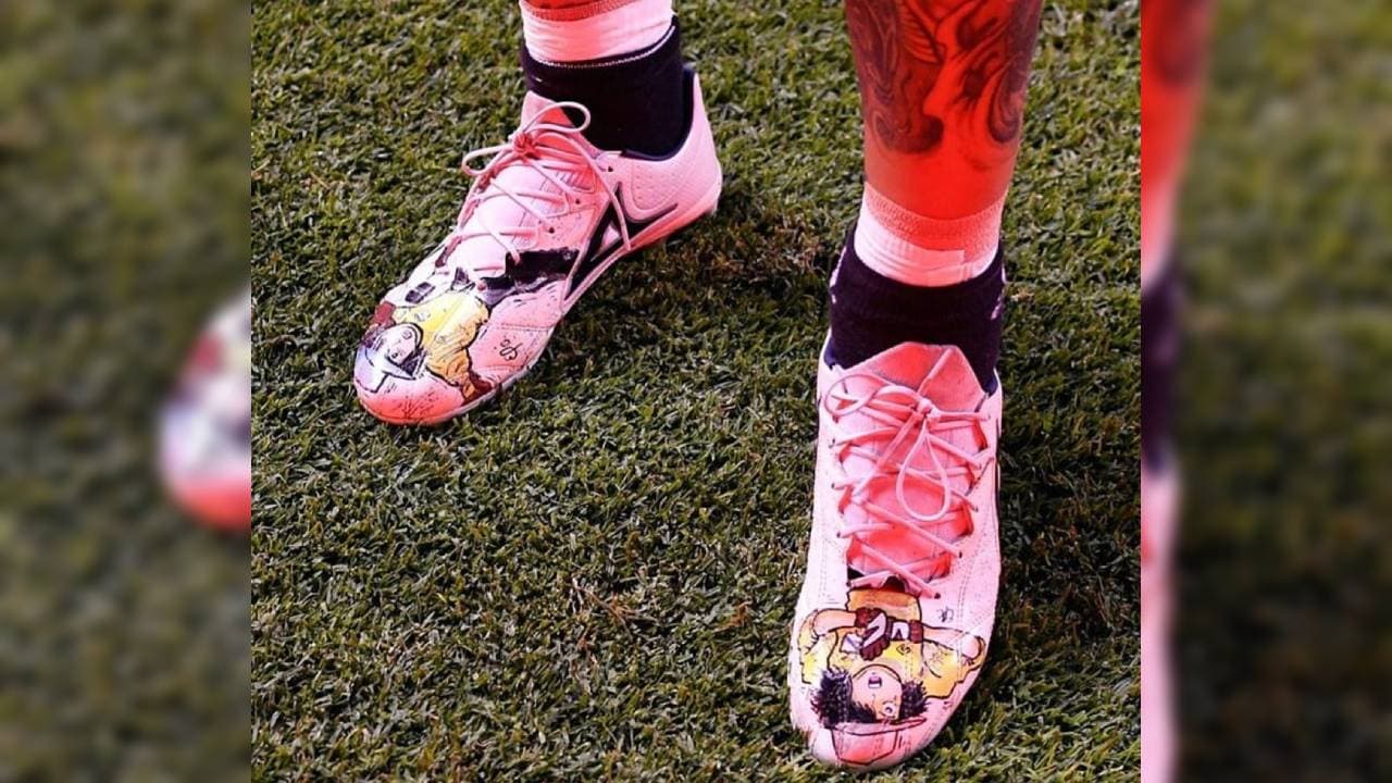 Kike Padilla fue el encargado de diseñar los increíbles tacos para futbolistas como Alan Pulido, Jair Pereira y Nicolás Vikonis. ¿Qué caricatura plasmarías en tus tenis para brillar en el terreno de juego?