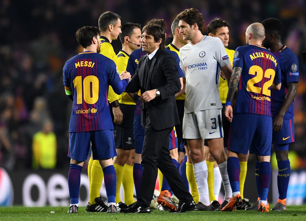 Una vez terminado el partido en el que Barcelona se impuso 3-0 sobre Chelsea, Conte fue a la cancha a felicitar a Lionel Messi.