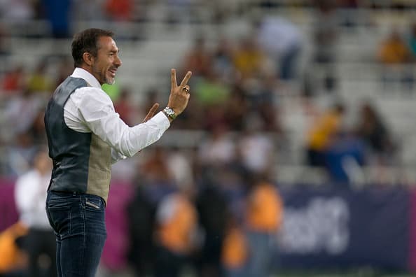 GUADALAJARA, MEXICO - OCTOBER 03: Gustavo Matosas coach of Atlas gives instructions to his players during the 12th round match between Atlas and Tigres UANL as part of the Apertura 2015 Liga MX at Jalisco Stadium on October 03, 2015 in Guadalajara, Mexico. (Photo by Refugio Ruiz/LatinContent/Getty Images)