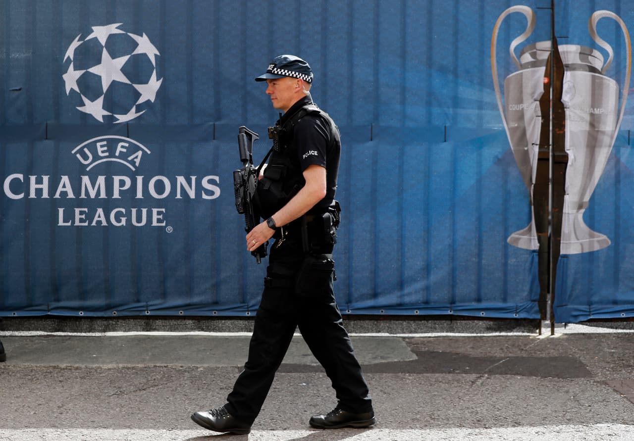 De acuerdo a la información oficial, son 1,5000 efectivos los que están haciendo presencia para mantener a salvo a los miles de espectadores que estarán en el estadio y en los bares de la ciudad.