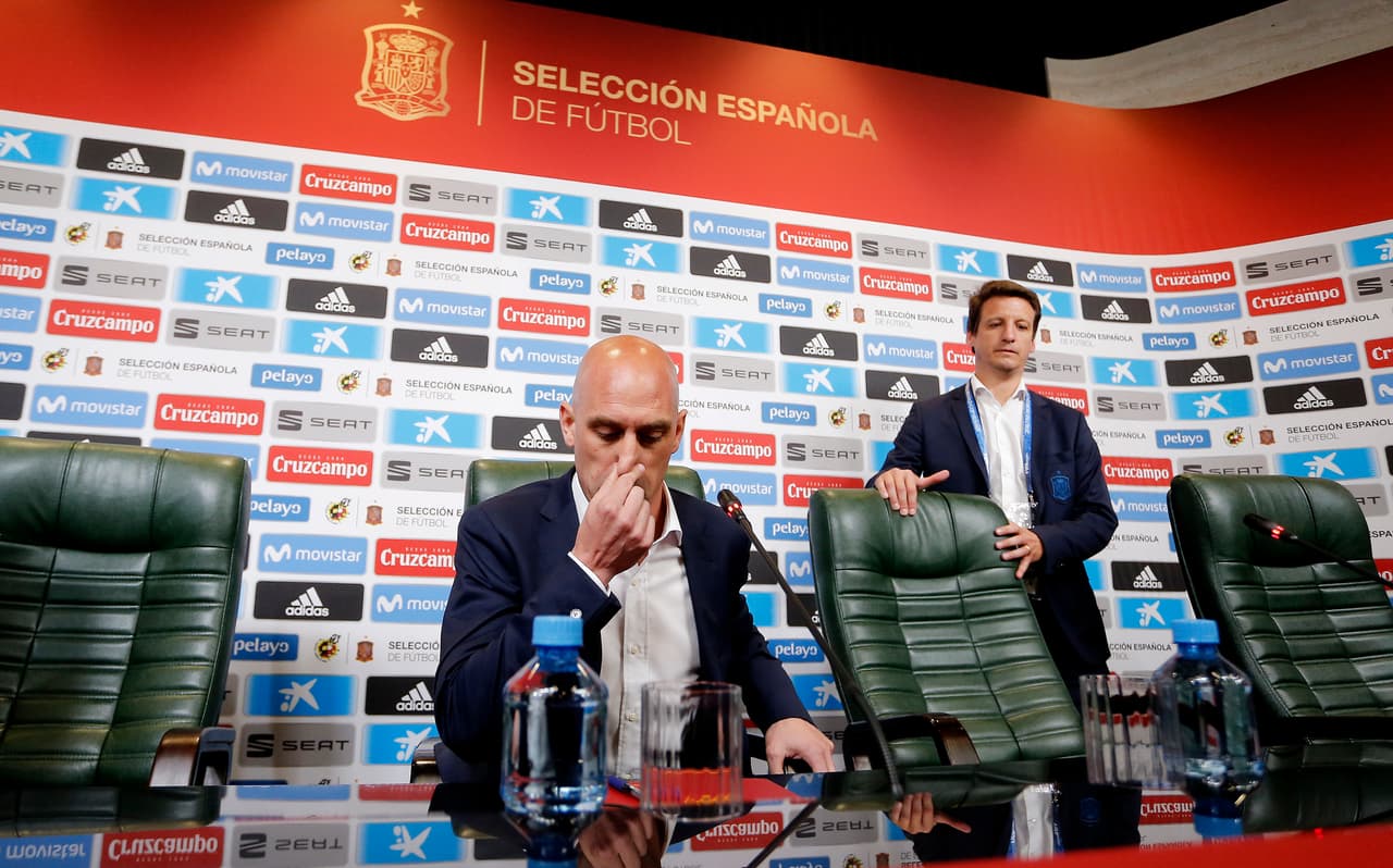 Su siguiente paso fue la selección Mayor de España, cuya etapa terminó de manera vergonzosa. Si bien la Roja estaba invicta con 16 triunfos y 4 empates, a dias del inicio del Mundial 2018 aceptó un acuerdo con Real Madrid a pesar de tener aún contrato con la RFEF.