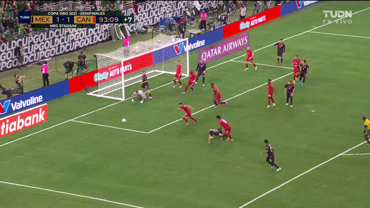 ¡TIRO ATAJADO! disparo por Rodolfo Pizarro.