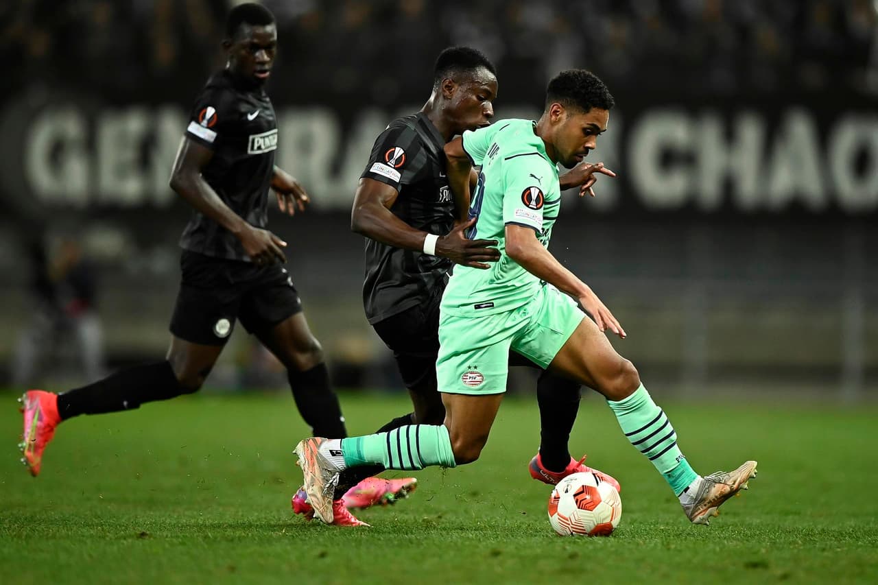 El PSV se impone, sin problema, ante el Sturm Graz en la Europa League. Los goles del equpo de Eindhoven fueron por parte de Sangaré, Sahavi, Max y Vertessen; el mexicano 'Guti' Galaviz ingresó al minuto 81' del encuentro.