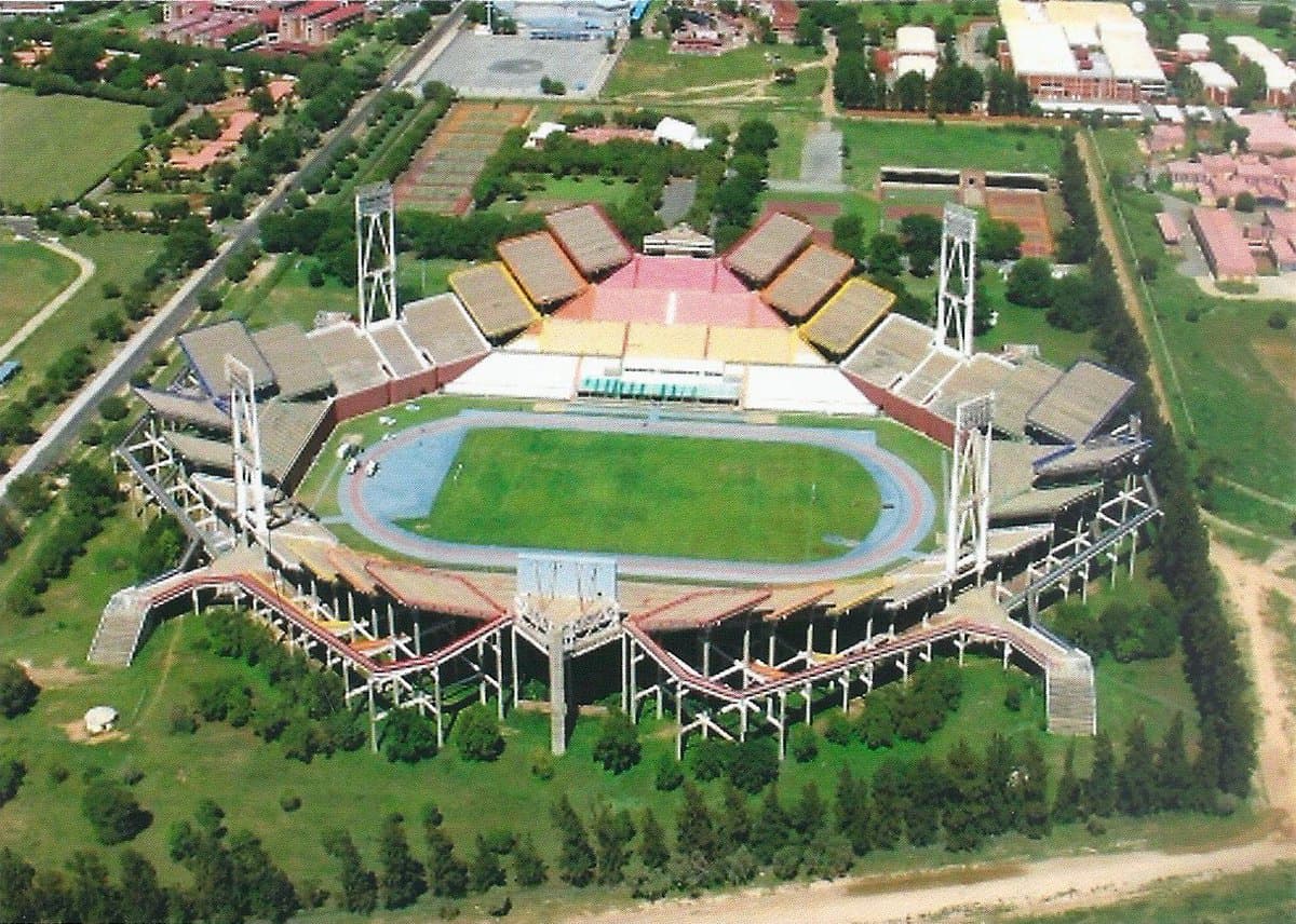 <b>Mmabatho Stadium (Sudáfrica) - </b>La curiosidad de sus tribunas llega a ser un inconveniente para los aficionados, sobre todo las más altas ya que no van en dirección al campo.