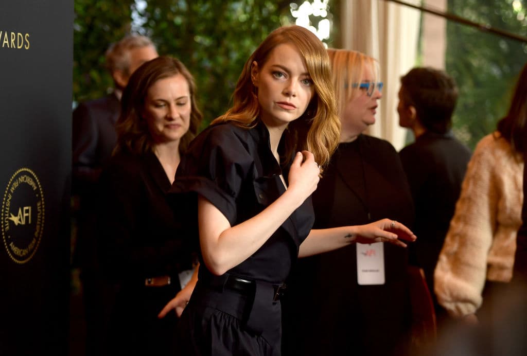 Pero cuando su talento para la moda llama la atención de la legendaria diseñadora, la Baronesa von Hellman, Estella cambia el rumbo de su vida hasta que una serie de acontecimientos la llevan a asumir su lado malvado y a convertirse en la estridente y vengativa 'Cruella'.
<br>