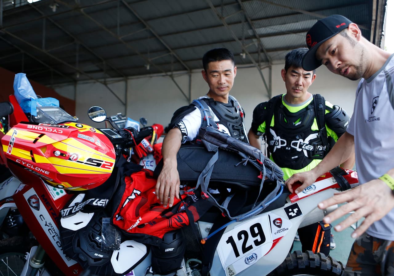 El presidente de Paraguay, Horacio Cartes, y el de Bolivia, Evo Morales, despidieron a la caravana del Dakar en el podio de largada en Asunción en la previa del comienzo el lunes 2 de enero, cuyo trayecto recorre territorio de ambos países más Argentina. El acto simbólico congregó a decenas de miles para la travesía que finaliza el 14 de enero en Buenos Aires.