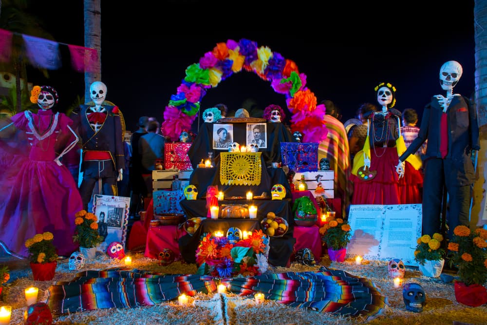 La fiesta del Día de Muertos se ha convertido en una mezcla de las costumbres indígenas con las españolas que llegaron a conquistar. No podemos decir que cada celebración sea la misma y todos los altares son iguales, ya que, siendo un país con muchísimas culturas y etnias, cada altar, cada ritual varía dependiendo del grupo social, ubicación o pueblo que la practique.