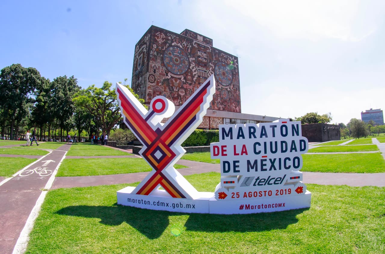 La Medio Maratón de Ciudad de México, que se celebrará el 28 de julio con el aval de la Asociación Internacional de Federaciones de Atletismo (IAAF), presentó sus playeras, indumentaria y medallas en un evento en la Boblioteca de la UNAM.