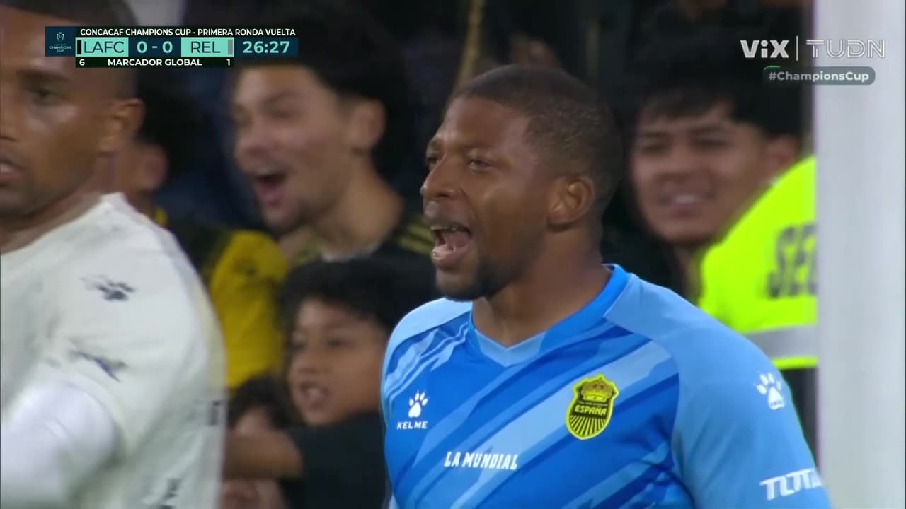 ¡Enorme Luis López Fernández! El arquero catracho evita el gol del LAFC con este atajadón