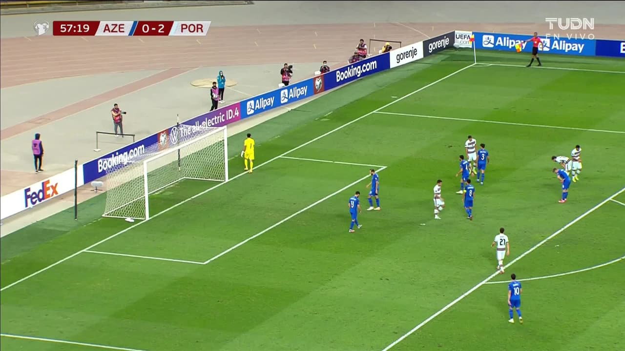 ¡TIRO ATAJADO! disparo por Bernardo Silva.