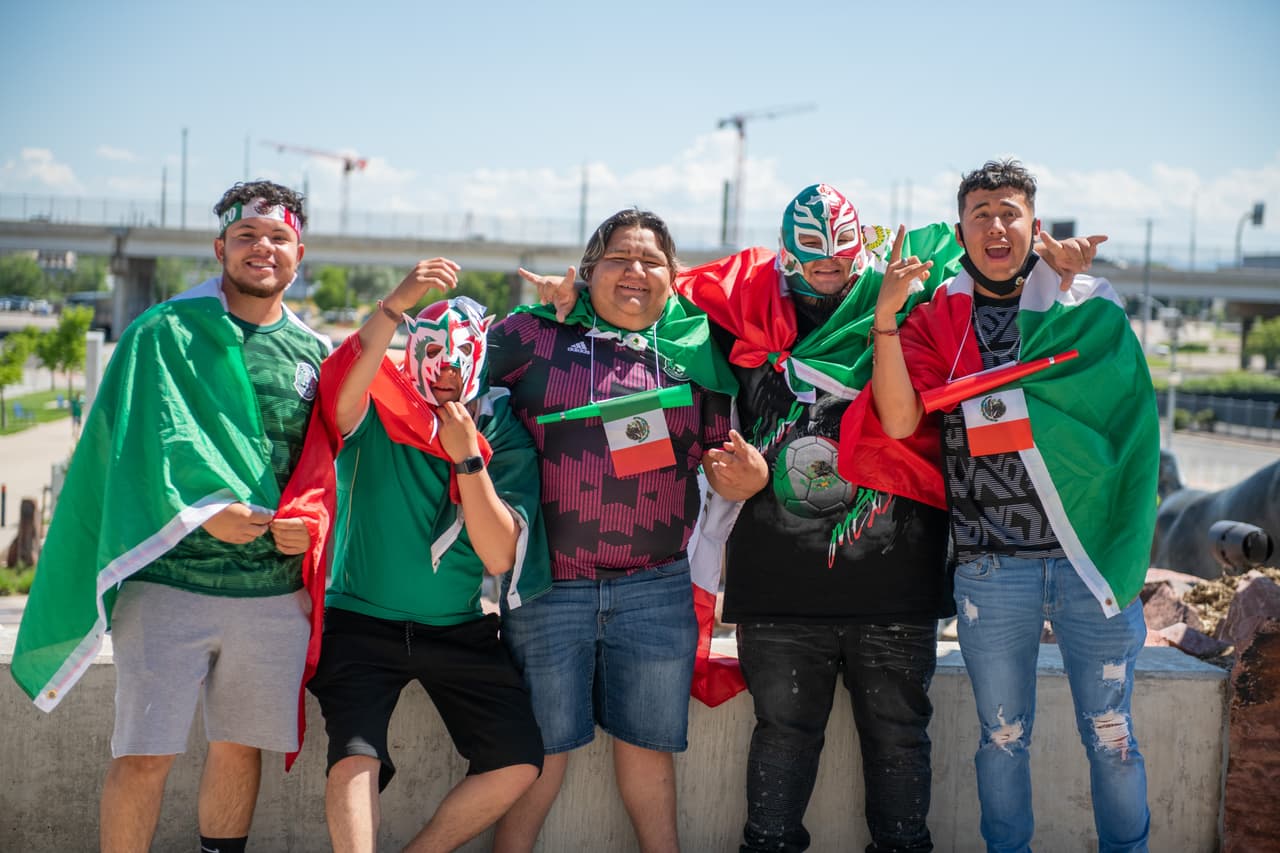 Mexicanos y costarricenses apoyan a sus selecciones en el duelo de semifinales entre el Tri y los Ticos.