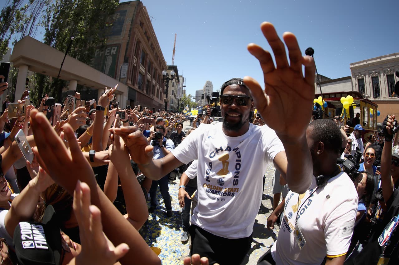Miles de aficionados de los Golden State vivieron la celebración en un gran ambiente. Curry, Durant, Klay Thompson, Draymond Green y demás disfrutaron de su nueva victoria en el mejor baloncesto del mundo, la NBA.