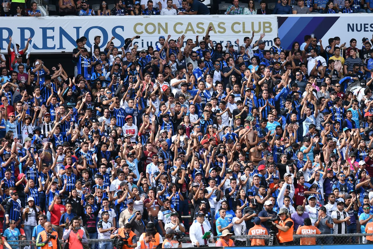 La afición de Gallos Blancos se mostró motivada y emocionada para ver en acción a los Gallos Blancos.