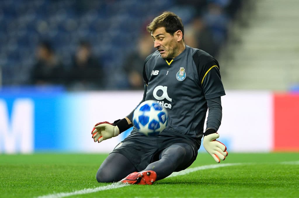 Aquí Iker Casillas en una de las jugadas de apremio para el guardameta español del Porto en los primeros 45 minutos, resolviendo a puro reflejo para mantener el 0-0 en el marcador.