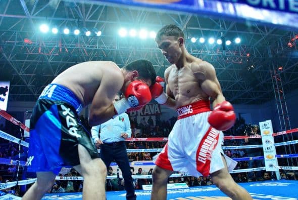 El boxeador mexicano Ramón “Príncipe” García nunca descifró el estilo del filipino Jonathan Taconing, quien lo venció por nocaut técnico en el décimo round en la contienda coestelar de la función realizada en este municipio mexiquense (Foto: Alma Montiel).