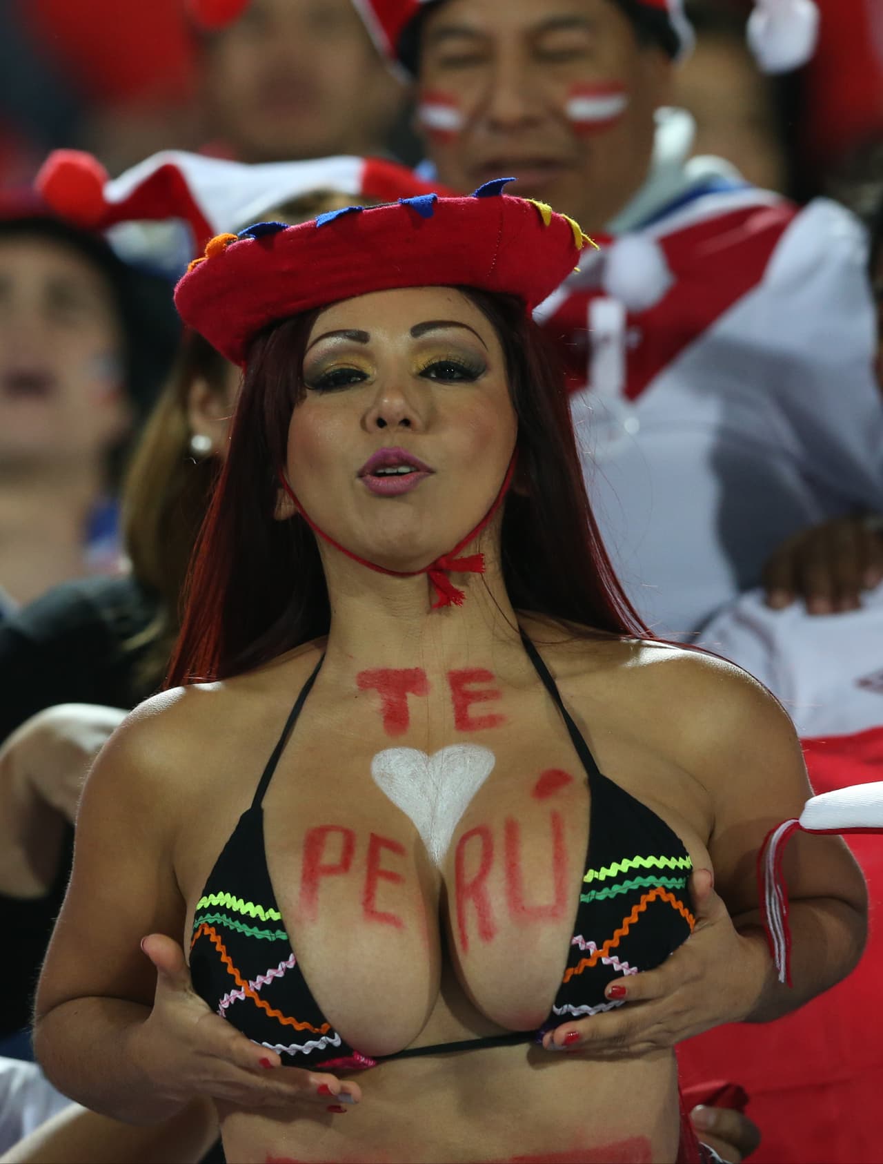 Las bellas aficionadas no podían faltar en las gradas.