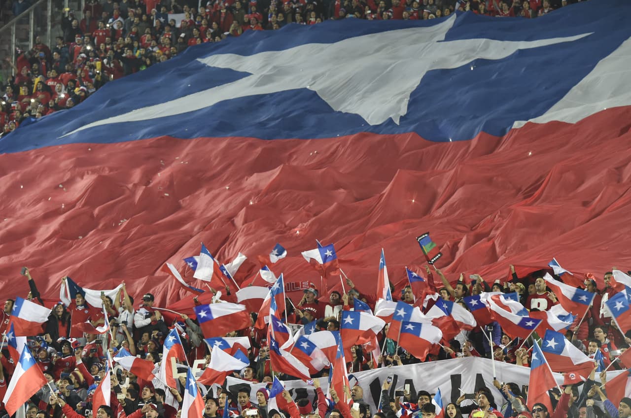 La afición chilena quiere ver por primera vez a su selección alzar la ansiada copa que se les ha negado.