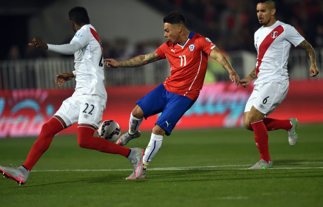 Tras la expulsión, la selección de Chile se creció y fue el equipo que controló el juego.