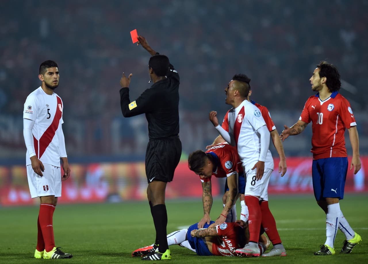Zambrano se fue temprano a las regaderas tras una plancha sobre Charles Aránguiz, y dejó a su equipo con un hombre menos,