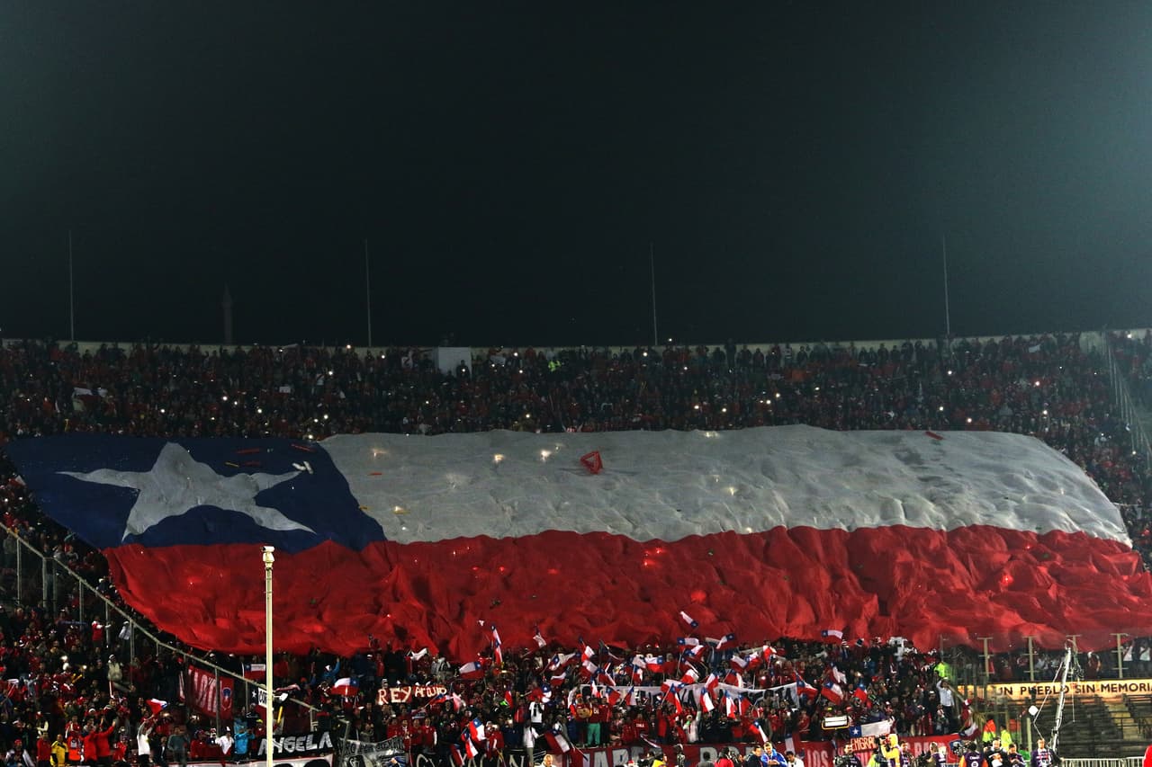 Cuando los equipo saltaron al campo una enorme bandera de Chile se desplegó en las gradas.