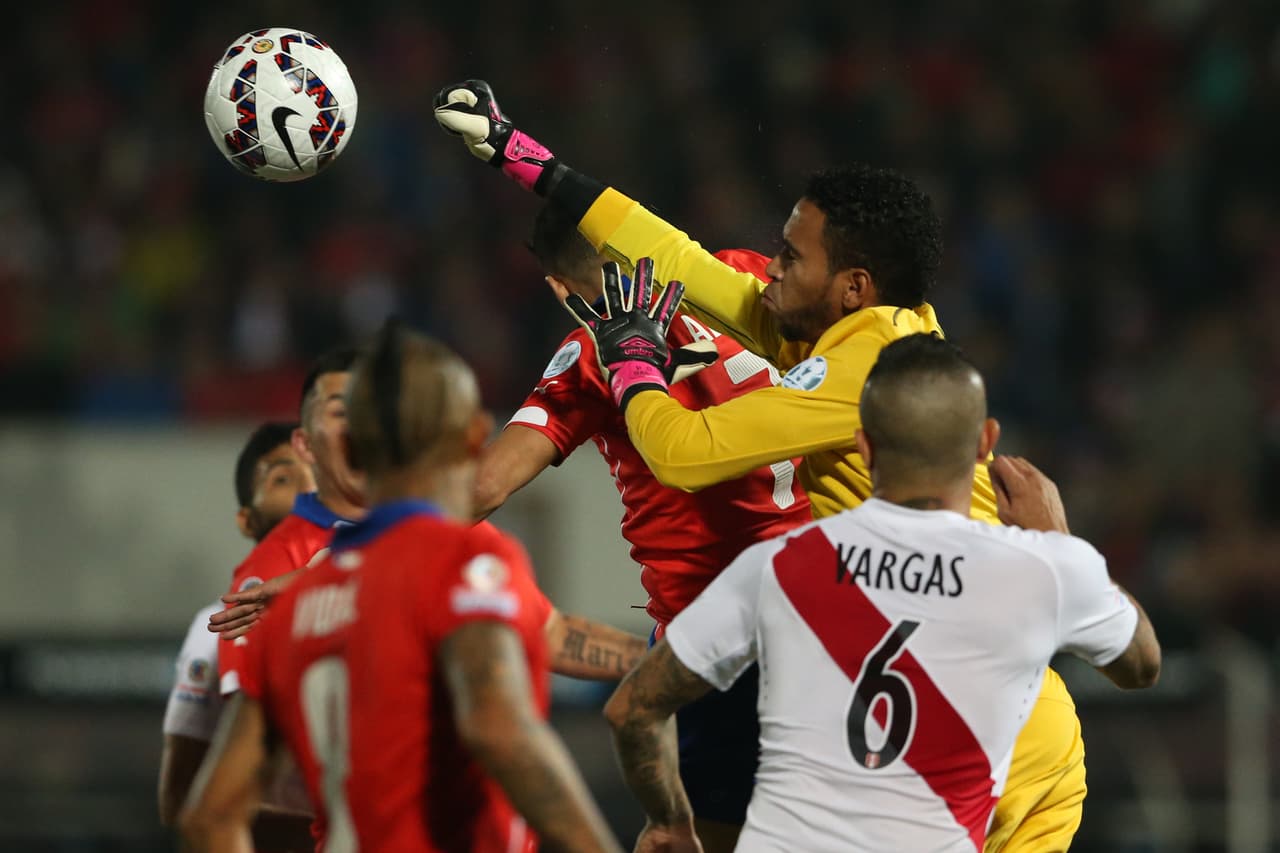Los chilenos intentaban por todos los medios el gol que los pusiera al frente en el marcador.