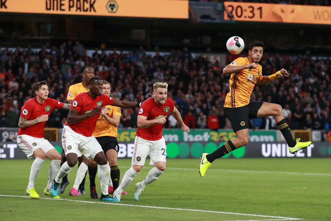 Con un remate de cabeza, Raul Jimenez estuvo cerca de darle el primer gol a los Wanderers de Wolverhampton.
