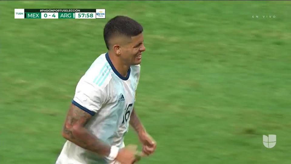 Tiro desviado de Marcos Rojo