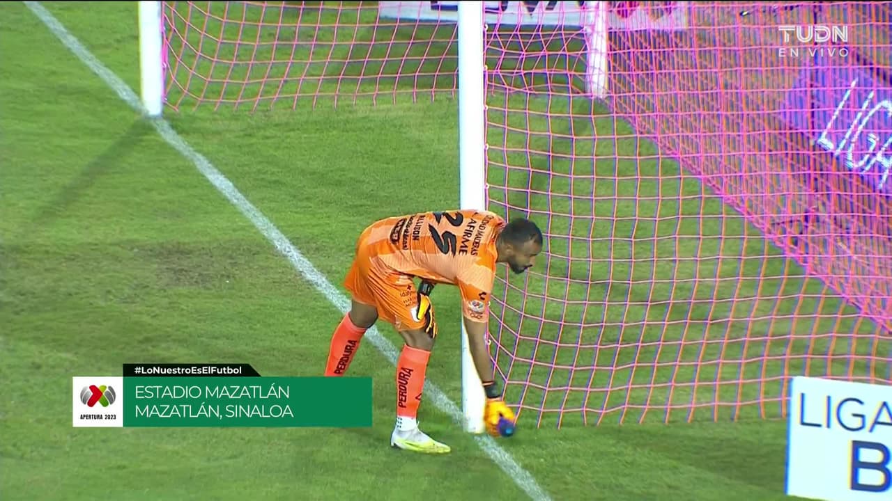 Arranca el partido y la pelota está en juego.