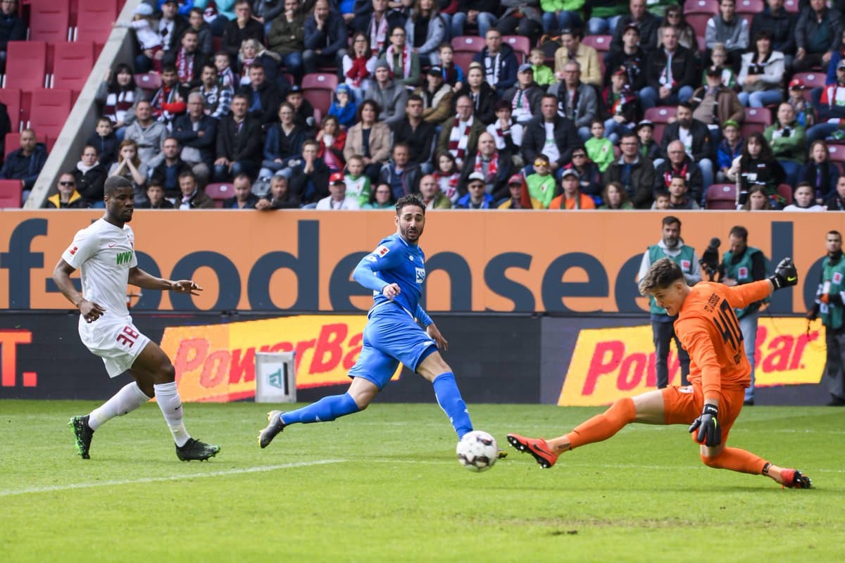 Apenas a los seis minutos el croata Andrej Kramaric (centro) marcó el primer gol del Hoffenheim.