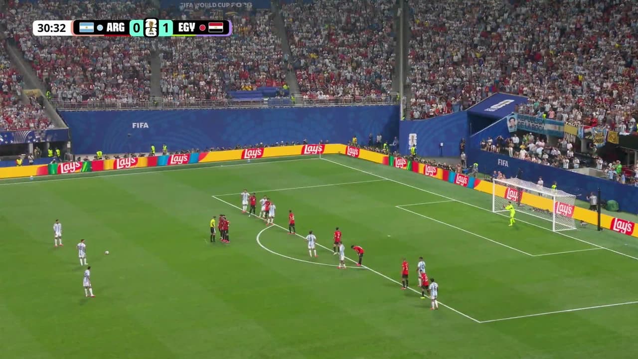 ¡TIRO ATAJADO! disparo por Lionel Messi.