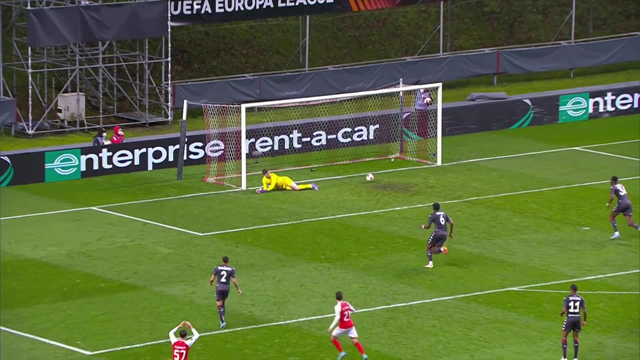 ¡TIRO ATAJADO! disparo por Al Musrati.