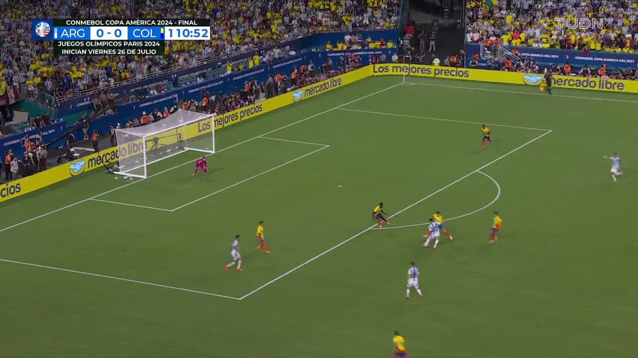 ¡GOL!  anota para Argentina. Lautaro Martínez