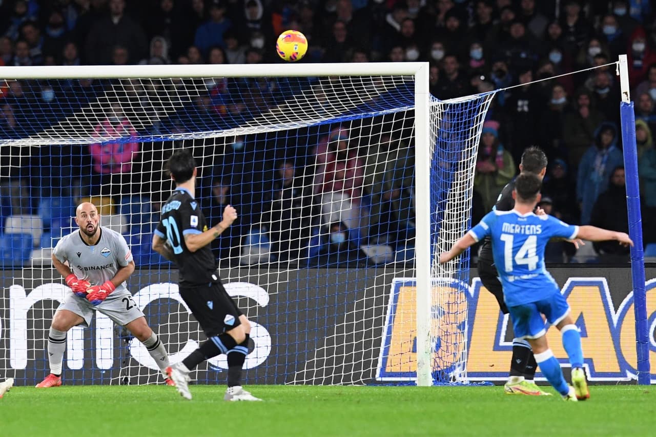 Con doblete de Mertens y goles de Zielinski y Ruiz Peña, el Napoli golea a la Lazio 4-0 durante la jornada 14 en la Serie A. Se le rindió homenaje a Diego Armando Maradona previo al encuentro y el mexicano Hirving Lozano jugó 65 minutos, pues salió por pisotón en la pierna.