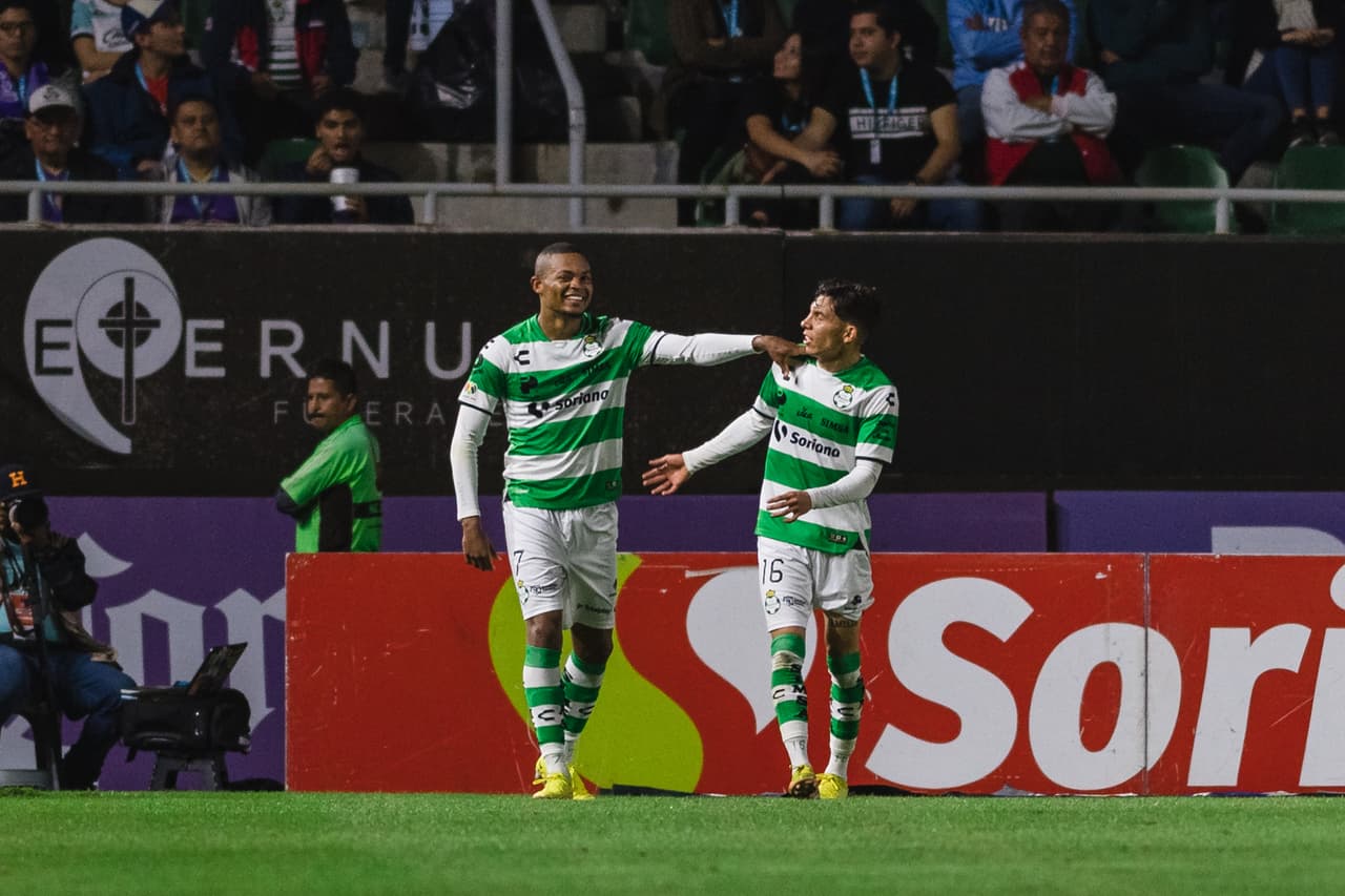 Con un gol tardío de cabeza autoría de Harold Preciado, Santos Laguna doblegó a Mazatlán en el inicio de la Jornada 3 del Clausura 2023. Santos abrió el marcador al 36’ vía Juan Brunetta, pero Ariel Nahuelpán empataría en el segundo tiempo. Sin embargo, Harold Preciado marcó el tanto definitivo a 10 minutos del final.