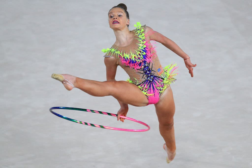 La plasticidad, estética y gracia de la gimnasia rítmica. Aquí esta participante ejecutando en piso con el aro.