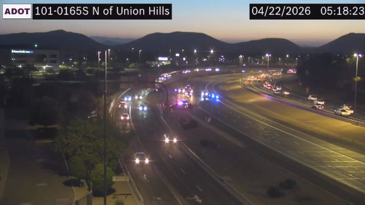 Hallan cadáver con herida de bala en un coche incendiado en la Loop 101 en Glendale: Una mujer fue detenida