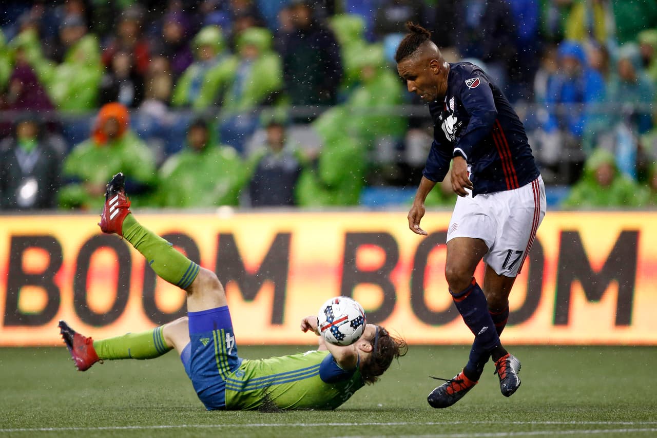 No es raro ver a Juan Agudelo en el Equipo de la Semana. Su nombre se hace cada vez más frecuente gracias a actuaciones como la del pasado sábado, en la que hizo dos goles para New England Revolution frente a Seattle Sounders. (USA Today Images)
<br>En el teórico banco de suplentes de este equipo estarían Andre Blake (Philadelphia Union), Scott Sutter (Orlando City), Osvaldo Alonso (Seattle Sounders), Yangel Herrera (New York City FC), Marky Delgado (Toronto FC), Cordell Cato (San Jose Earthquakes) y Fanendo Adi (Portland Timbers).
