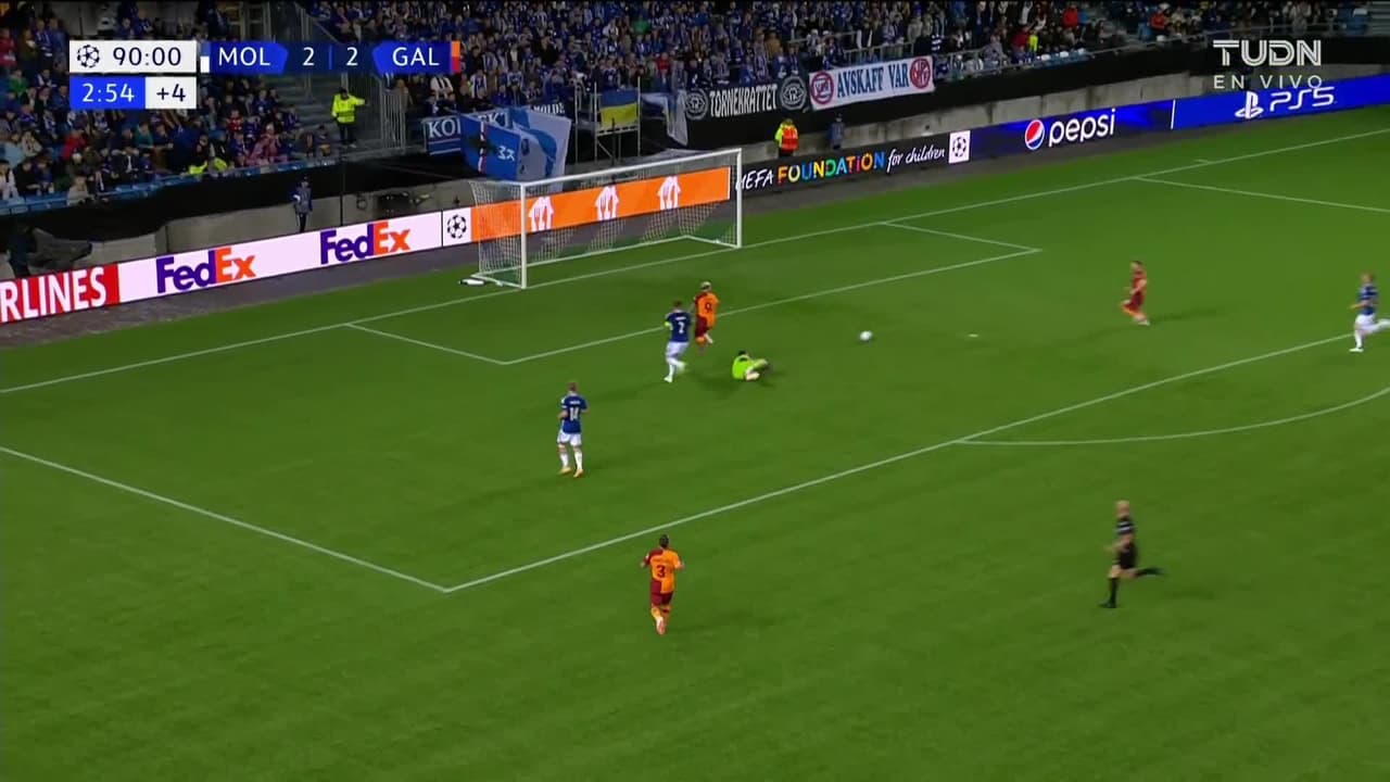 ¡GOL!  anota para Galatasaray. Fredrik Midtsjø