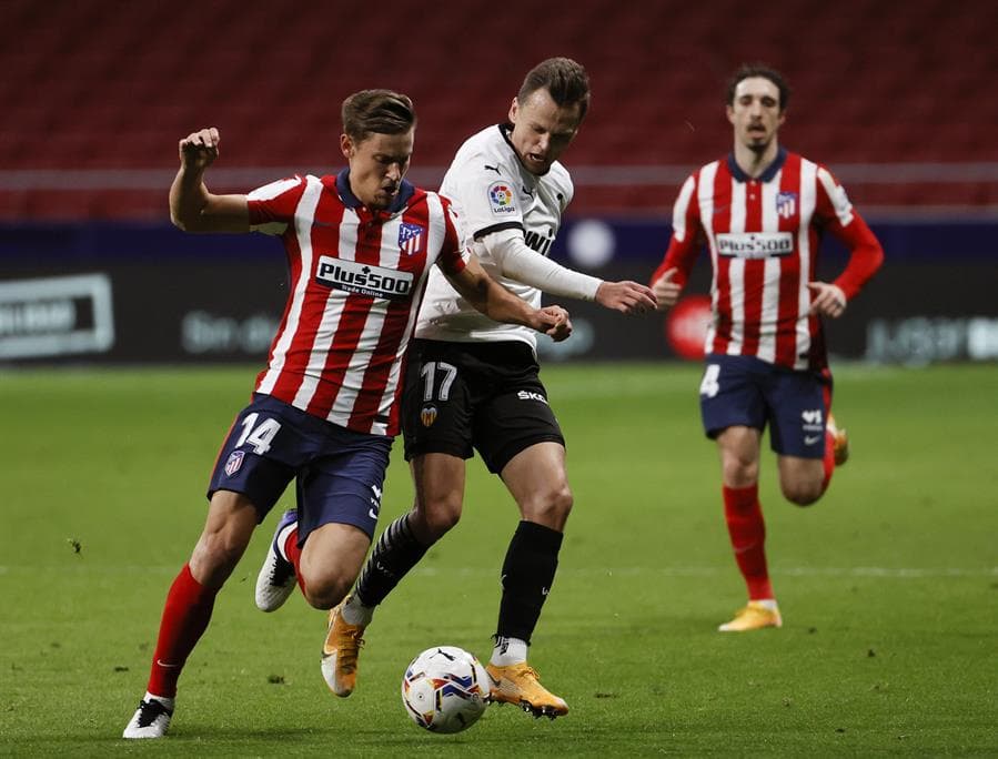 El Atlético de Madrid se impone al Valencia 3-1. Los goles corrieron a cargo de Joao Felix, Luis Suárez y Ángel Correa y siguen en la cima de la tabla de LaLiga.