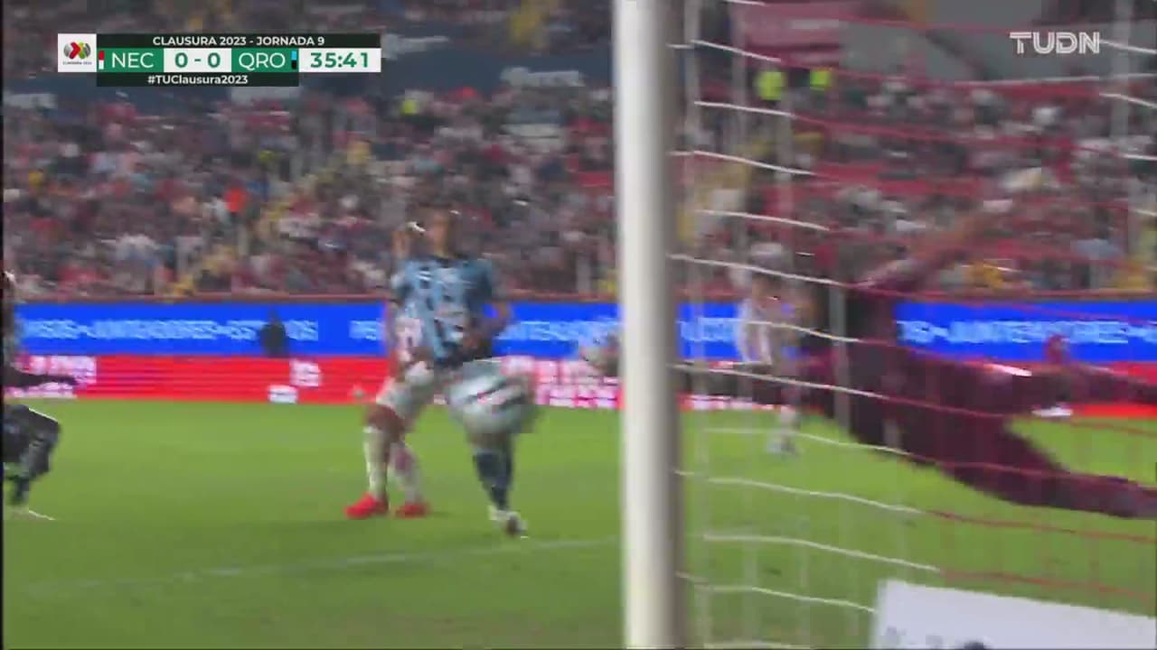 ¡Buscaba la red! Batallini remata y Gil Alcalá se tiene que estirar