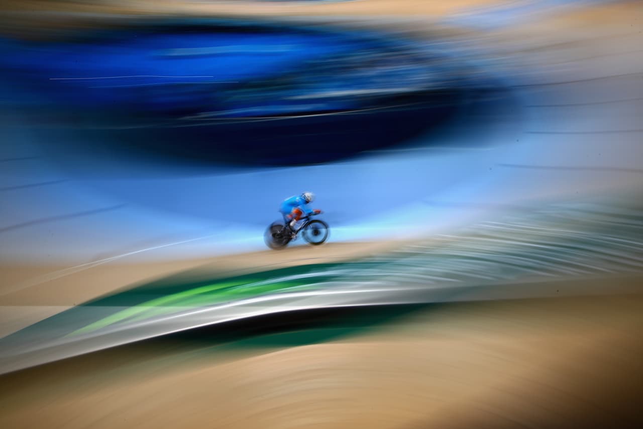 Postales que muestran una visión alternativa del deporte con una imagen única y artística captada por las cámaras fotográficas. Ciclismo en los Juegos de Commowealth.