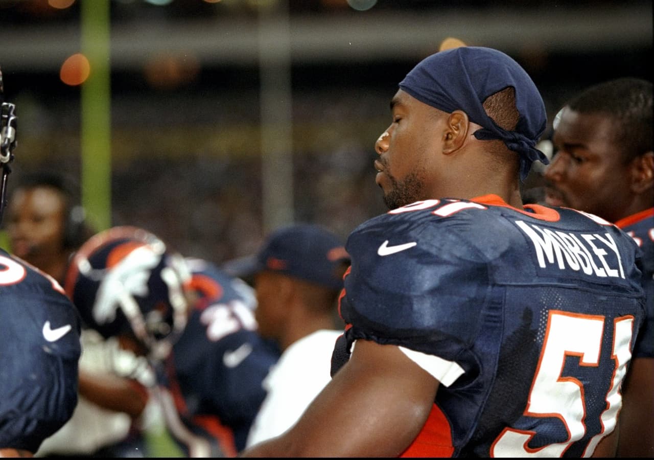 El linebacker de Denver John Mobley mira desde la banca en el juego de pretemporada American Bowl 1997 contra Miami celebrado en la Ciudad de México.
