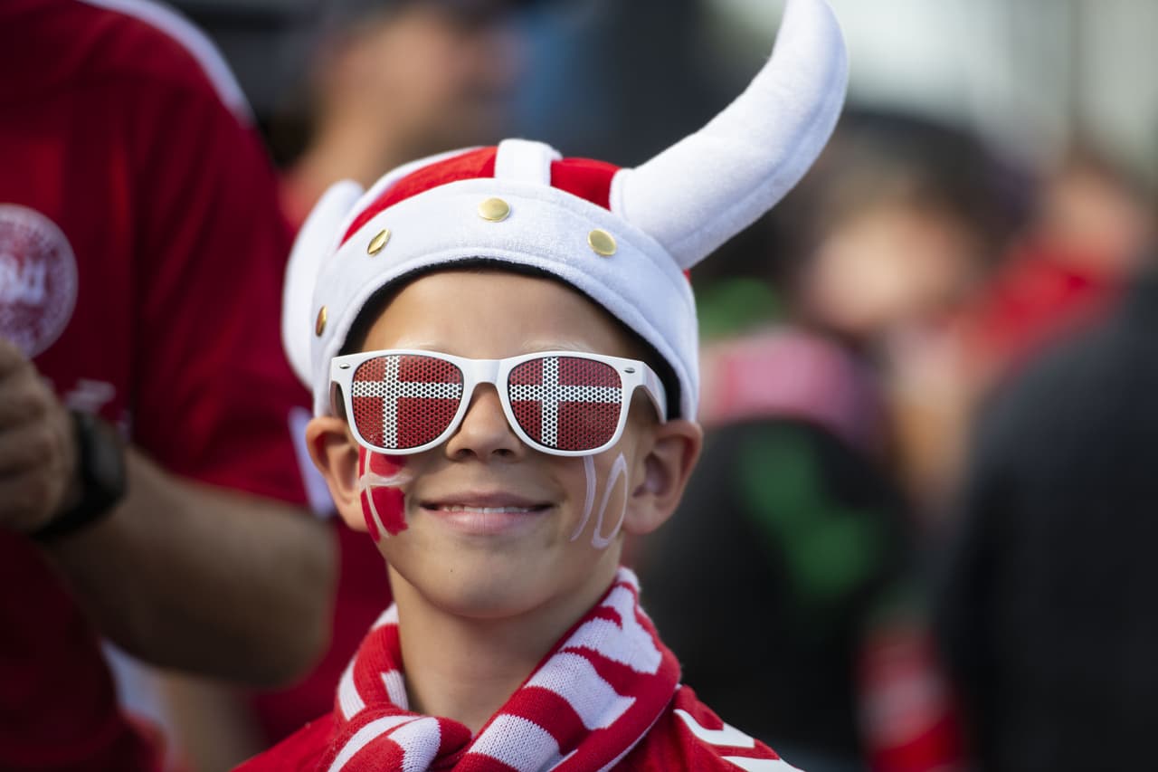 Las aficiones de México y Dinamarca conviven en Copenague previo al último ensayo de ambas selecciones antes de sus debuts en la Copa del Mundo Rusia 2018.