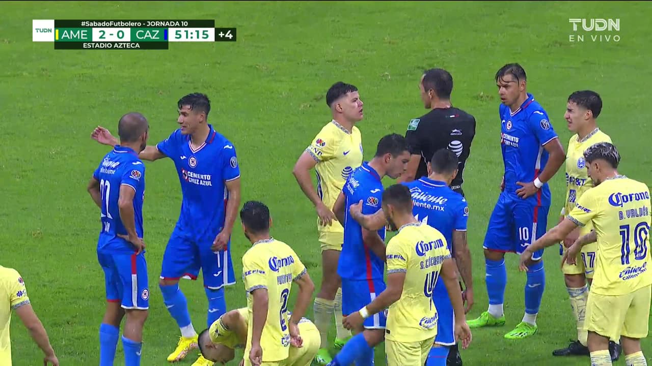 ¡Expulsión! El árbitro saca la roja directa a Rafael Baca.