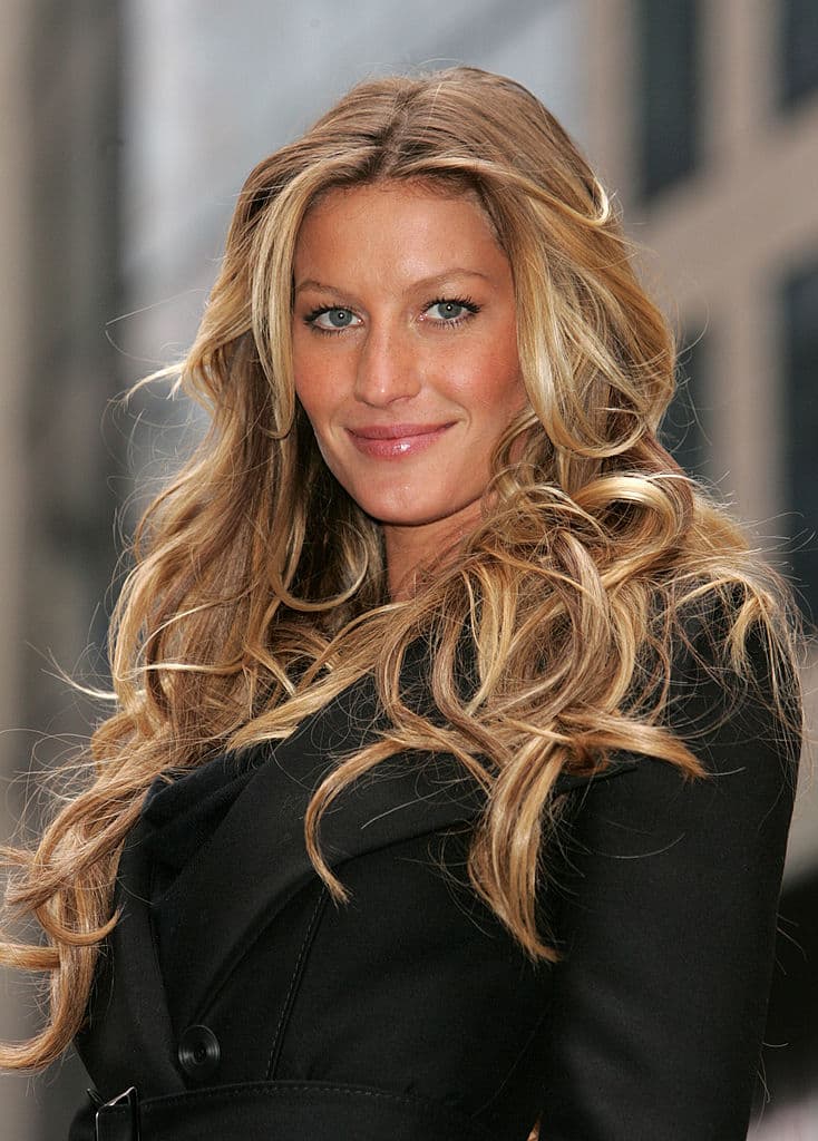 “Gisele se enojó cada vez más porque Tom le estaba dejando el trabajo a ella. Él estaría fuera durante la temporada y entrenando con el equipo fuera de temporada, y ella estaría atrapada en casa ocupándose de todo”, comenta la fuente.