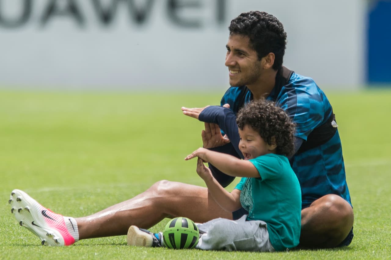 Cecilio Domínguez practicó con Thiago la 'T' que hace cuando anota goles. En esta temporada es el 'killer' del América con tres tantos.