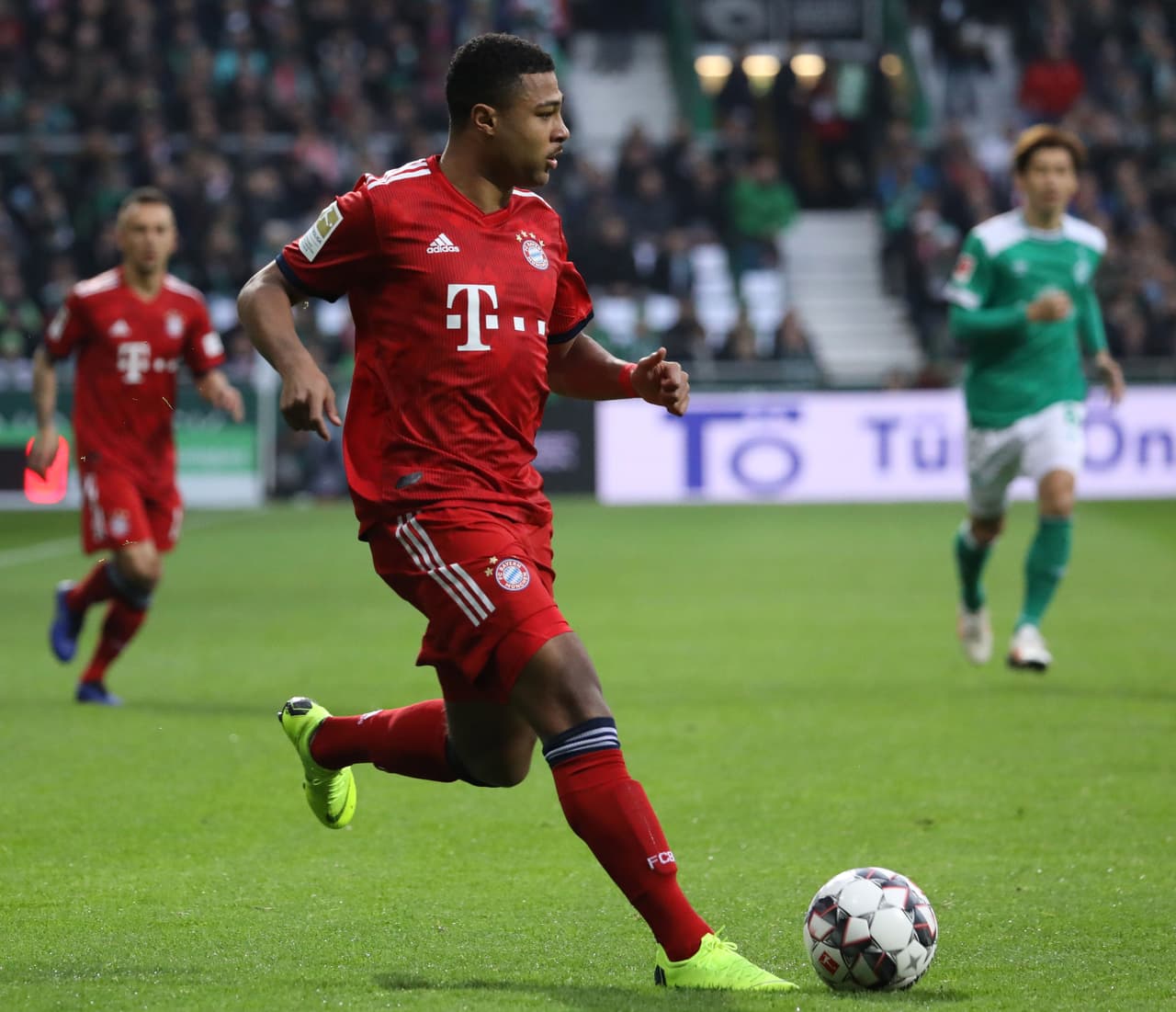 Pero para su fortuna, Thomas Müller encontró en el área a Gnabry al minuto 50 y poner el 2-1 definitivo.