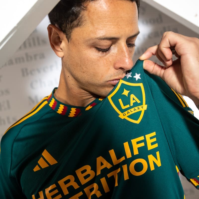 Llega la temporada 2023, y con ella el arribo de nuevas camisetas principales o alternativas para los clubes de la MLS. Chicharito Hernández luce así los nuevos colores de LA Galaxy.