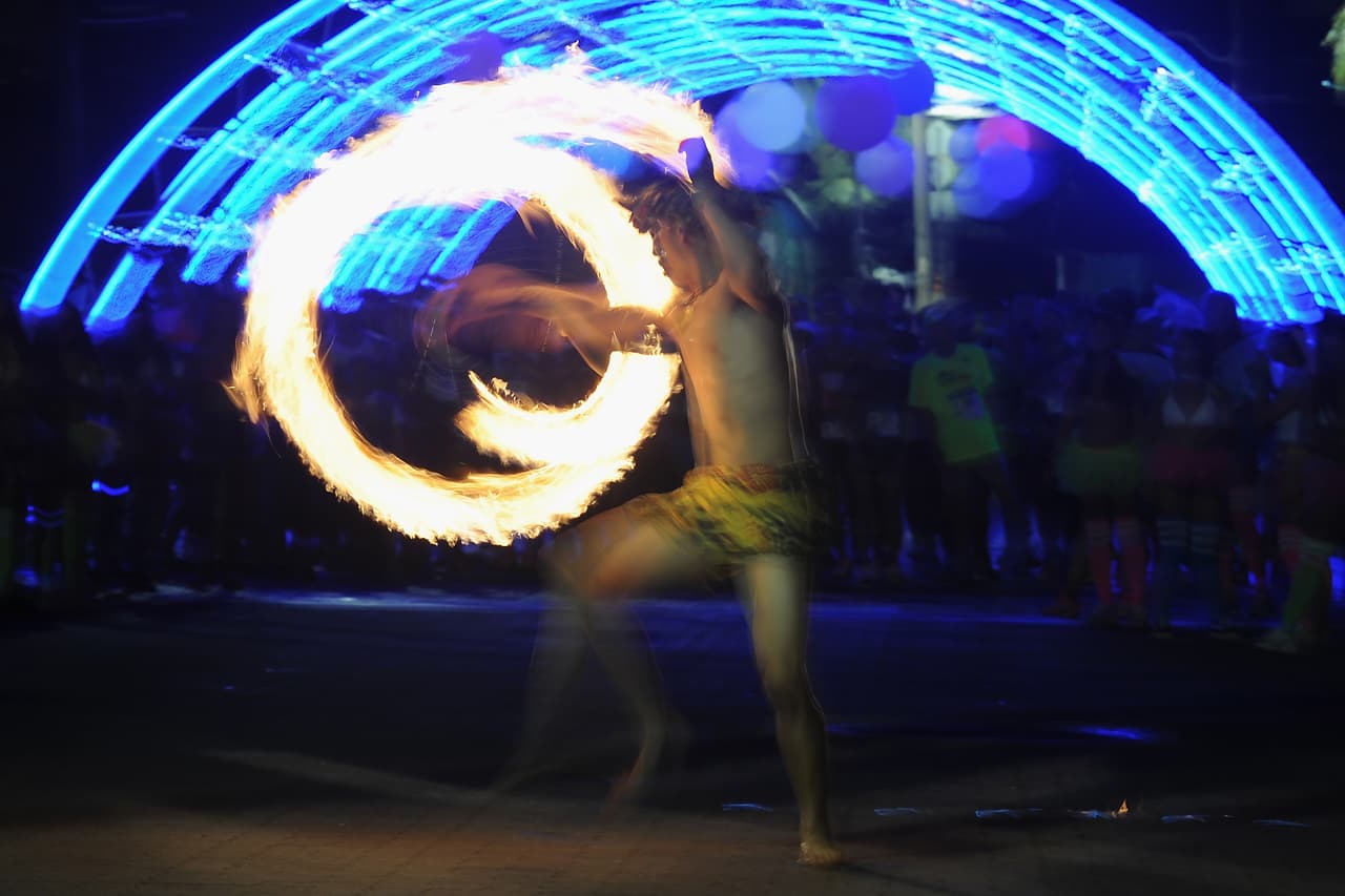 La vestimenta tradicional de los chamorro durante el periodo colonial fue el "lancheru" para los hombres y la "mestisa" para las mujeres.