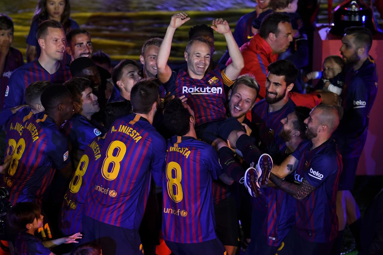 Jugar para uno de los equipos más emblemáticos del fútbol como el FC Barcelona es un privilegio. Ser capitán lo es todavía más. Estos son los 10 más recientes en portar el gafete de capitán 
<i>blaugrana</i>.